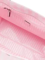Bolso tipo tote a rayas verticales rosadas y blancas, con doble asa de hombro y detalles metálicos con monograma frontal.