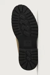Mocasines de vestir color marrón oscuro, confeccionados en piel con acabado en gamuja serraje. Presentan detalle de antifaz en el empeine con costuras pespunteadas, punta redonda y suela track de goma robusta.