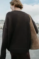 Jersey de punto con cuello redondo, manga larga con hombro caído y costuras marcadas. Presenta acabados en rib en cuello, puños y bajo.