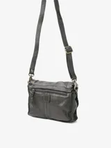 Bolso bandolera de cuero bovino color marrón, con solapa frontal y detalles de costura en los bordes. Tiene una correa ajustable y un cierre de mosquetón.