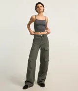 Top cropped gris oscuro de poliamida, con escote recto y breteles finos, ajuste al cuerpo.