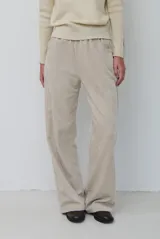Pantalon de pana color beige, de corte recto y tiro alto, con bolsillos laterales y cintura elástica.