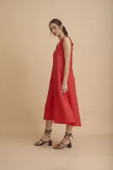 Sandalias negras con tiras finas que se atan al tobillo y taco cuadrado.