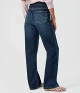 Pantalón de jean azul clásico de corte recto, con tiro alto, presillas para cinto y bolsillos funcionales.