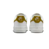 Zapatillas Nike Air Force 1 07 Next Nature, color blanco con detalles en amarillo ocre en el logo y el talón.