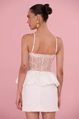 Corset de encaje blanco con tirantes finos, escote corazón y transparencias sutiles con diseño floral.