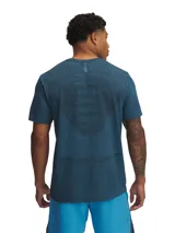 Remera deportiva Under Armour de manga corta, confeccionada en tejido de punto suave con diseño jaspeado en tonos azules. Presenta zonas de ventilación con malla estratégica y construcción prácticamente sin costuras para mayor comodidad durante el entrenamiento.