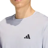Remera deportiva Adidas de manga corta, color gris claro, con cuello redondo y logo de la marca estampado en negro en el pecho.