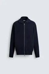 Chaqueta de punto con estructura acanalada, corte relajado, cuello subido y cierre frontal completo con cremallera metálica. Presenta mangas largas y terminaciones en rib.