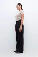 Pantalón cargo negro de corte palazzo, con pinzas en la cintura, bolsillos laterales tipo cargo y bolsillos traseros.