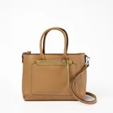 Cartera tipo tote de cuero sintético color marrón, con doble asa corta y correa larga extraíble. Tiene un bolsillo frontal con cierre y herrajes plateados.