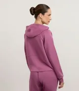 Campera deportiva con capucha ajustable, cierre frontal por cremallera, mangas largas con sisa raglán y puños ajustados. Presenta bolsillo tipo canguro y cordones con lettering estampado.