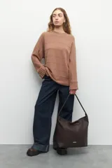 Sweater gris tramado de mangas acampanadas y cuello a la base.