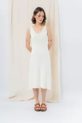 Vestido midi color crudo, de tejido acanalado, con escote en V y corte al cuerpo.