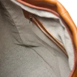 Cartera tipo hobo de cuero color suela, con cierre superior, correa ajustable y extraíble, y logo de la marca grabado en la parte inferior.