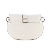 Cartera tipo bandolera Guess modelo Carrie, color beige, con solapa frontal y cierre magnético. Presenta el logo metálico de la marca en la parte central y detalles en cadena dorada. Incluye correa ajustable y extraíble.