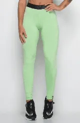 Calza deportiva color verde claro, de tiro alto y corte ajustado. Presenta cintura elástica con logo en relieve.