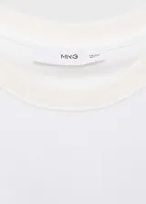 Remera blanca de algodón de gramaje grueso, manga corta, cuello redondo y corte recto.
