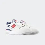 Championes urbanos New Balance modelo 550, color blanco con detalles en azul marino y rojo.