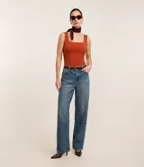 Blusa sin mangas color borgoña, confeccionada en poliamida y elastano, con escote cuadrado en el busto y en la espalda.