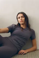 Remera deportiva de tejido funcional con tecnología SoftMove para mayor suavidad y DryMove para absorción de sudor. Presenta un diseño de corte ajustado, cuello redondo y bajo recto.