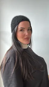 Gorro negro de tejido calado con textura brillante.