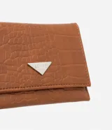 Billetera pequeña tipo sobre de Satinato, confeccionada en material sintético con textura crocco en color marrón. Cuenta con cierre de botón a presión y aplique metálico triangular plateado con el logo de la marca.