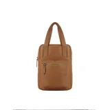 Mochila color marrón claro de cuero, con doble asa corta y correa larga regulable. Tiene un bolsillo frontal con cierre y apertura superior con cierre.