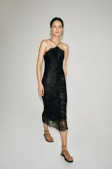 Vestido largo negro de la ZW Collection Limited Edition con cuello halter, espalda descubierta, detalle de flecos texturizados en toda la prenda y terminación de encaje en el bajo. Cuenta con cierre lateral con cremallera oculta.