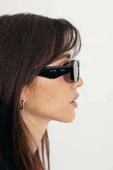 Lentes de sol con armazón rectangular de carey oscuro y cristales degradados. Cuentan con protección UV400 y están fabricados en policarbonato.