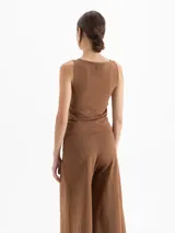 Top de algodón elastizado con escote redondo, de calce ajustado y diseño sin mangas.