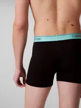 Pack de tres bóxer brief Calvin Klein de microfibra elástica color negro con cintura elástica celeste con logo de la marca.