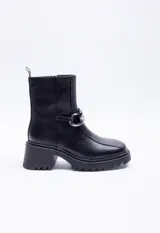 Botas negras de símil cuero, caña corta, punta redonda, plataforma tipo tractor de 6cm de alto y aplique de cadena plateada en el frente.