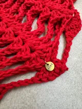 Casquete tejido a crochet en hilo de algodón color marrón, con diseño de red calada.