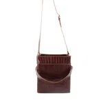 Cartera tipo box color marrón con textura croco, asa corta y asa larga desmontable y regulable, bolsillo exterior y bolsillos interiores.