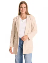 Blazer de tejido soft color beige, con silueta relajada y corte largo. Presenta cuello con solapas muesca, frente abierto sin botones y dos bolsillos de parche frontales.