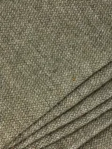 Bufanda de estilo clásico en color beige, confeccionada en tejido suave y cálido, con detalle de flecos en los extremos.