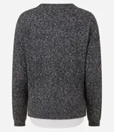 Suéter de punto jaspeado en color gris oscuro, con cuello redondo y mangas largas. Presenta un diseño integrado con una camisa blanca debajo, creando un efecto de capas superpuestas.