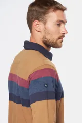 Remera tipo polo con corte clásico, color marrón con rayas horizontales azul marino y bordó en el pecho. Cuello en gabardina azul marino, puños en rib y bordado en el pecho.