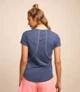 Remera deportiva azul de malla de poliamida, con cuello redondo, mangas cortas y corte alargado.