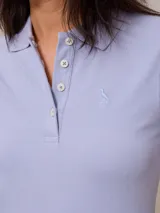 Polo blanco de algodón con elastano, de corte ajustado y mangas cortas.