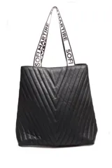 Bolso tipo tote de diseño acolchado con costuras en forma de V, acabado metalizado dorado. Cuenta con correas de hombro de cinta con el logo de la marca estampado.