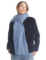 Bufandón de textura suave con terminación en flecos en los extremos.