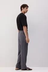 Pantalón gris de corte recto y relajado, con cintura elástica ajustable con cordón, bolsillos laterales y trasero. Confeccionado en mezcla de lino y viscosa.