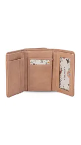 Billetera corta de símil cuero color beige, con cierre a presión y placa metálica decorativa. Cuenta con múltiples compartimentos internos para tarjetas, visor y billetes, además de un compartimento posterior con cierre.
