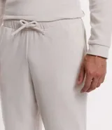 Pijama masculino de dos piezas confeccionado en tejido fleece texturizado. Incluye una remera de manga larga con cuello redondo y puños ajustados, y un pantalón tipo jogger con cintura elástica, cordón de ajuste y bolsillos laterales.