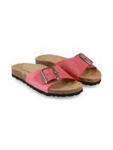 Sandalias planas Hush Puppies modelo Arena, confeccionadas en cuero de color rojo, con tira ancha ajustable mediante hebilla metálica grande. Plantilla anatómica con base de corcho y suela de goma texturizada.