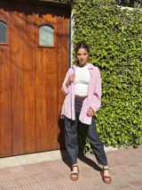 Camisa oversize de manga larga con estampado de cuadros escoceses en tono rosa y blanco, de corte holgado y cuello camisero.