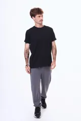 Remera de cuello redondo y manga corta, con diseño básico y calce cómodo.