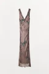 Vestido largo de viscosa con estampado abstracto en tonos tierra, verdes y azules. Presenta un escote en V profundo decorado con encaje, bordados y abalorios. Posee forro interior y cierre lateral oculto.